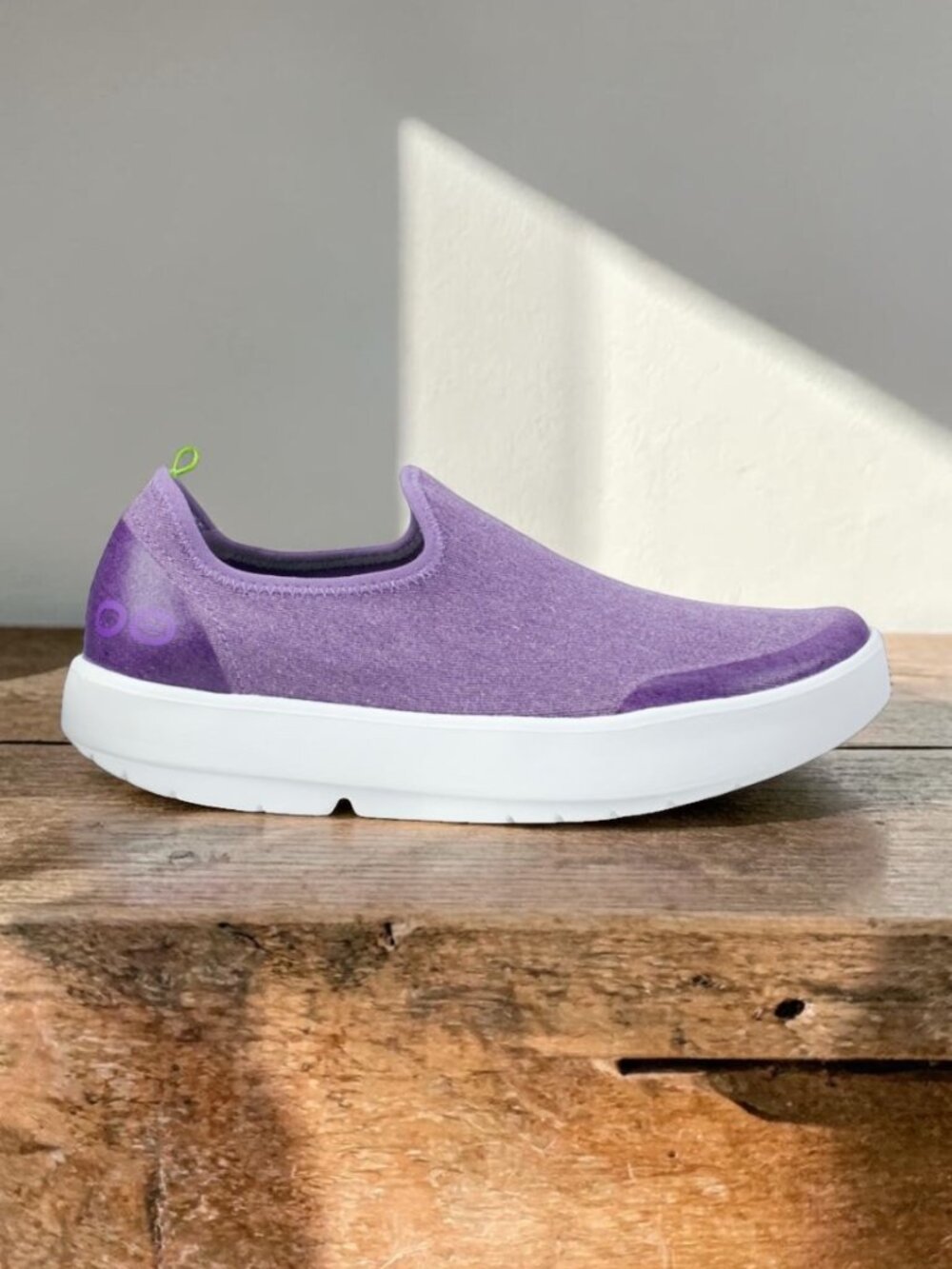 (New) OOFOS – OOmg eeZee Low Recovery Shoes (Purple Wash) – Women's 6